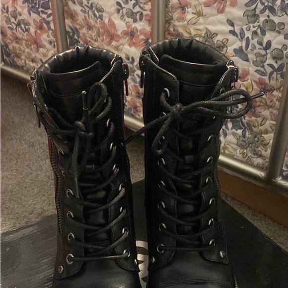 Guess women’s size 8 boots . - Picture 2 of 4